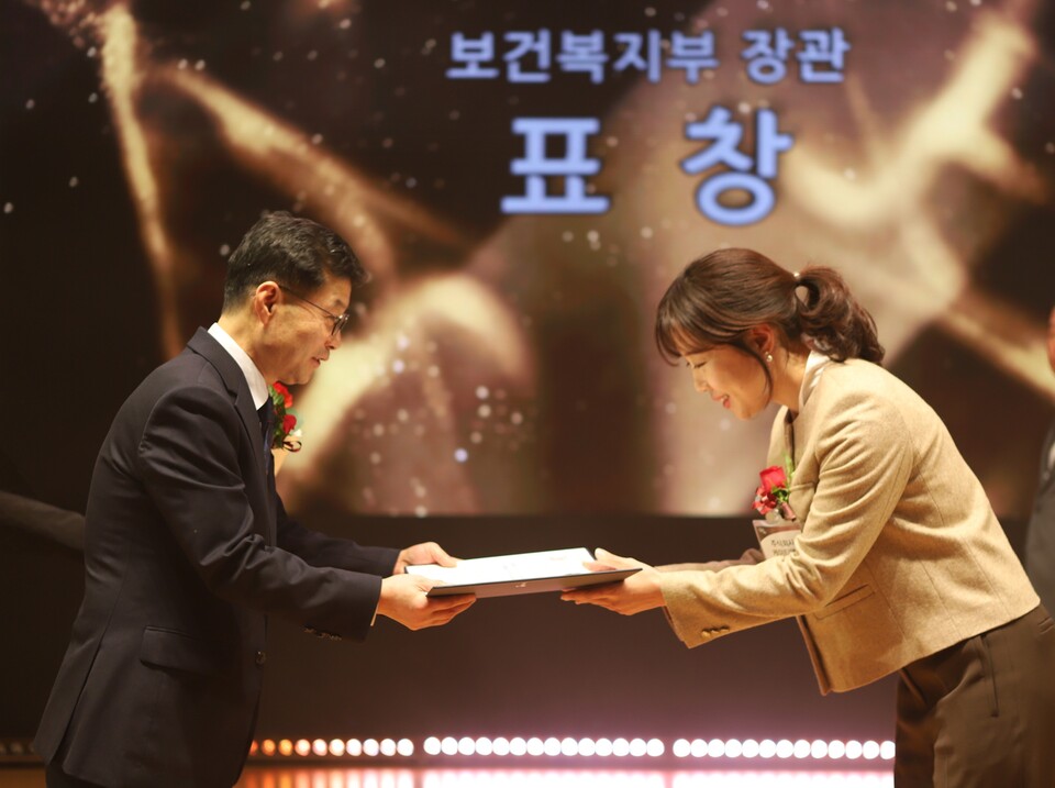 KT&G가 ‘제14회 대한민국 나눔국민대상’에서 보건복지부 장관상을 수상했다. 사진은 경아영 KT&G 사회공헌부장(오른쪽)이 ‘제14회 대한민국 나눔국민대상’ 시상식에서 보건복지부 장관상을 수여받는 모습./KT&G 제공.