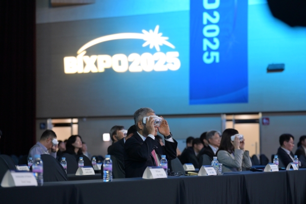 버넥트가 ‘빛가람 국제 전력기술 엑스포(BIXPO) 2025’에 참가해 차세대 AI 스마트고글 ‘VisionX’를 선보였다./버넥트