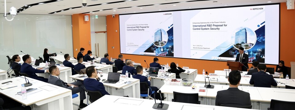 한전KDN과 베트남 전력공사(EVN) 관계자들이 에너지 기술 교류회를 진행하고 있다./한전KDN 제공 