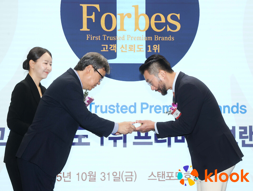 클룩이 ‘고객신뢰도 1위 프리미엄 브랜드’ 글로벌 여행 플랫폼 부문에서 대상을 수상했다. /클룩 제공