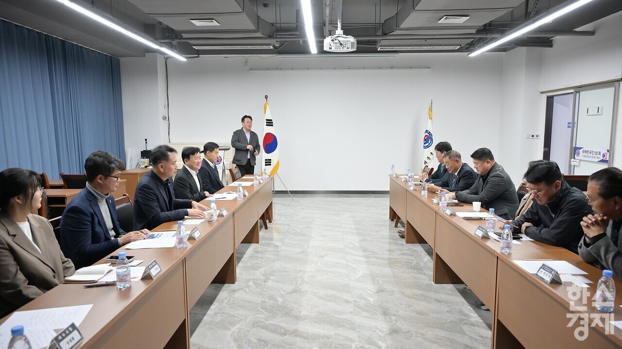 ▲여수시는 첫 방문지인 웨이하이의 한인회 사무실에서 정동권 한인회장과 임원 및 여행협회 관계자 등을 대상으로 설명회를 열고 섬박람회와 여수 해양관광 콘텐츠를 소개했다. (사진=여수시)