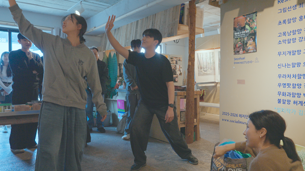 ‘팔로우업’에 참여한 청년 연극인들은 9월 말부터 ‘플레이백씨어터(Playback Theatre) 워크숍’을 통해 서로의 삶과 감정을 공유했으며, 10월 한 달 동안 4개 팀으로 나뉘어 각자의 이야기를 바탕으로 한 즉흥극 창작 모임을 진행했다./ 용인문화재단 제공