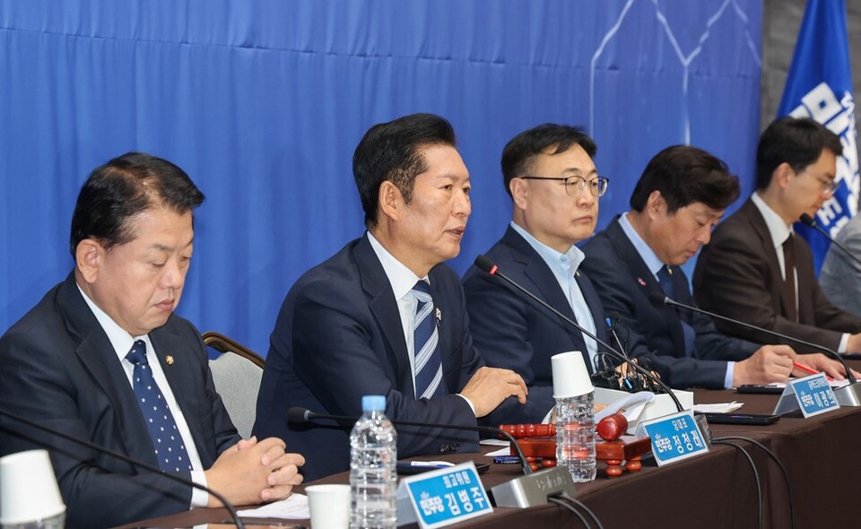 더불어민주당 정청래 대표가 7일 충북 청주시 청주오스코에서 열린 충북 현장 최고위원회의에서 발언하고 있다.