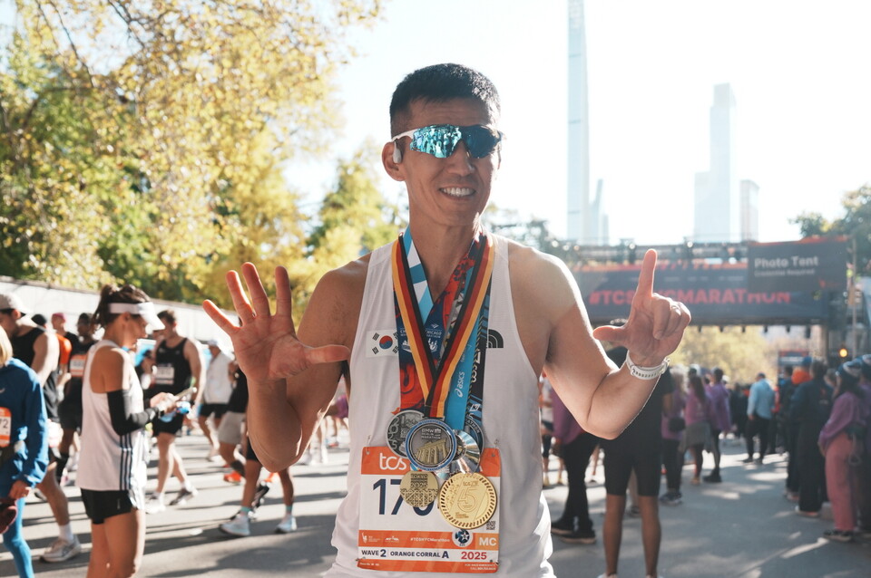 샥즈(SHOKZ) 앰버서더로 활동 중인 가수 션이 단 1년 안에 세계 7대 메이저 마라톤을 완주하며 한국 최초 기록을 달성했다./샥즈 코리아