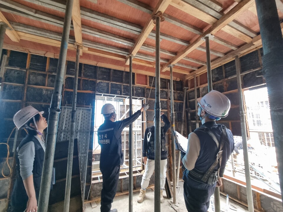 안양시(시장 최대호)는 건축공사 현장의 사고 예방과 안전관리 강화를 위해 지난달 16일부터 31일까지 대규모 민간 건축공사장 22곳을 대상으로 특별 안전점검을 실시하고 모든 점검을 마쳤다고 7일 밝혔다./ 안양시 제공