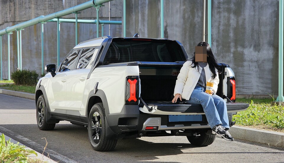 KGM 무쏘EV의 '다용도 데크 테일게이트'./곽호준 기자