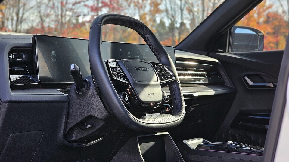 KGM 무쏘EV의 '더블 D컷 스티어링 휠'./곽호준 기자