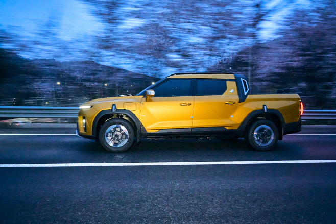 KGM '무쏘EV'의 주행모습./KG모빌리티