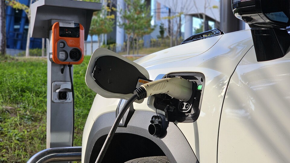 KGM '무쏘EV'의 완속충전 모습./곽호준 기자