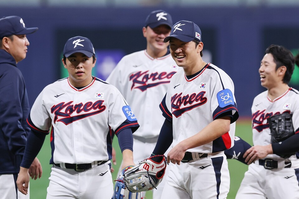 문현빈(왼쪽)과 박해민이 외야 수비 훈련을 마치고 이동하고 있다. /연합뉴스