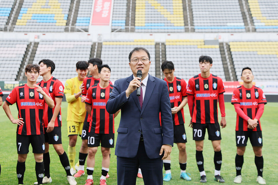 장금용 창원특례시장 권한대행과 백찬문 경남축구협회장, 박옥수 마산공업고등학교장 등을 비롯해 1,200여 관중이 경기를 관람하며 창원FC를 응원     사진=창원시