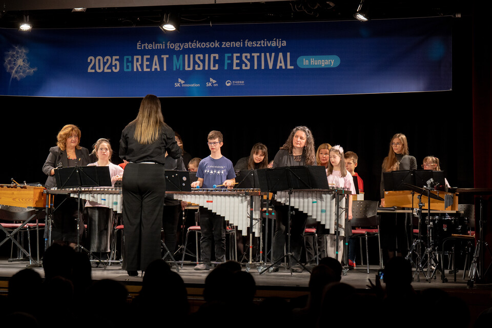 8일(현지시간) 헝가리 부다페스트 어러니티즈 문화센터에서 열린 제2회 ‘GMF in Hungary’에서 헝가리 발달장애인 음악협회 소속 오케스트라 ‘파라필리크(Parapillék)’가 공연을 선보이고 있다./ SK온 제공