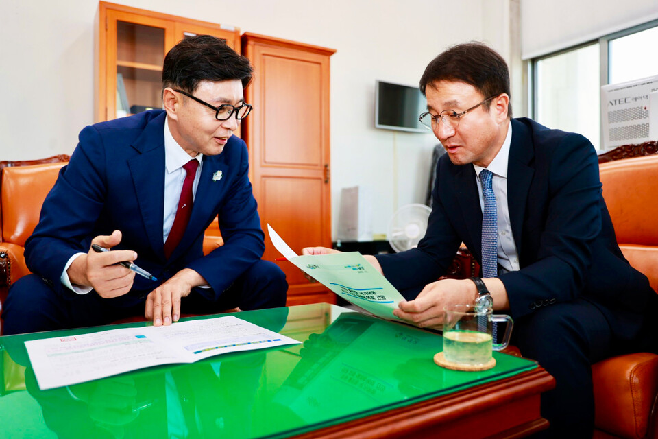 김철우 보성군수(왼쪽)가 국회에서 한병도 예산결산특별위원장을 만나 보성군 주요 현안사업 국비 지원을 건의하고 있다. /사진=보성군