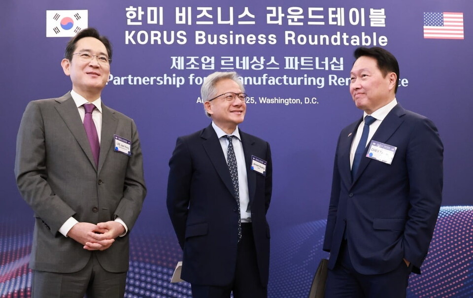 이재용 삼성전자 회장과 최태원 대한상공회의소 회장이 8월 25일(현지 시간) 미국 워싱턴DC에서 열린 한·미 비즈니스 라운드 테이블 리셉션에서 젠슨 황 엔비디아 최고경영자(CEO)와 대화하고 있다. / 연합뉴스