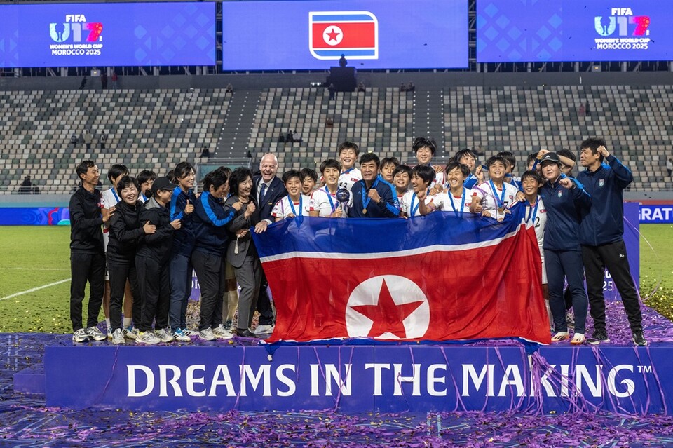 북한 U-17 여자 축구대표팀 선수단이 월드컵 우승 후 기뻐하고 있다. /연합뉴스