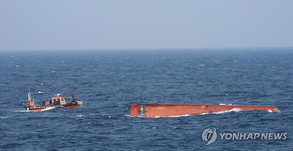 9일 목포해양경찰서에 따르면 이날 오전 시 50분께 전남 신안군 가거도에서 중국어선 A호가 전복됐다. / 사진=연합뉴스 제공