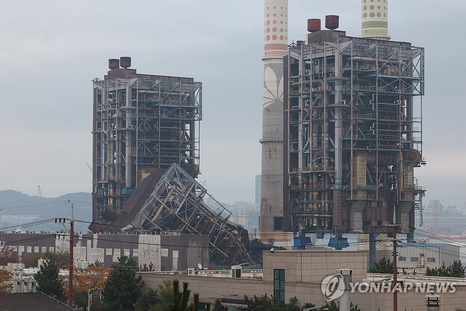 9일 울산화력발전소 보일러 타워 붕괴 현장에서 구조를 기다리다가 사망한 40대 A씨의 시신이 수습됐다. / 사진=연합뉴스 제공
