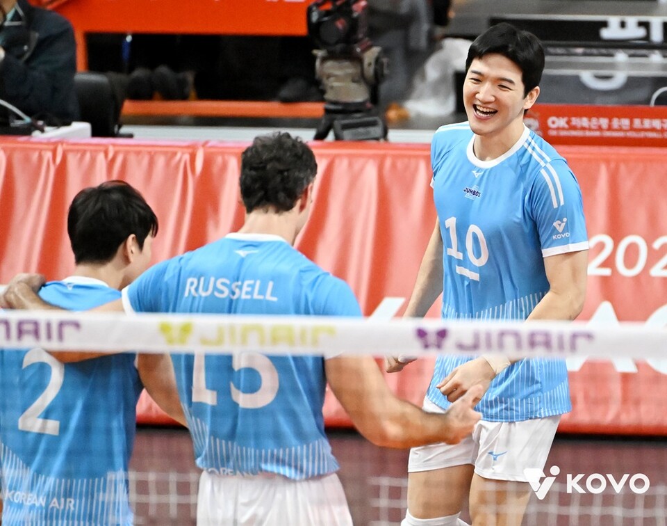 정지석이 러셀을 보며 미소 짓고 있다. /KOVO 제공