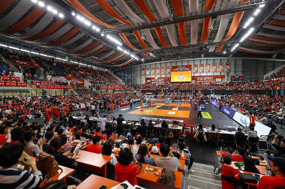 부산 강서체육관이 만원 관중으로 가득 차 있다. /OK저축은행 제공