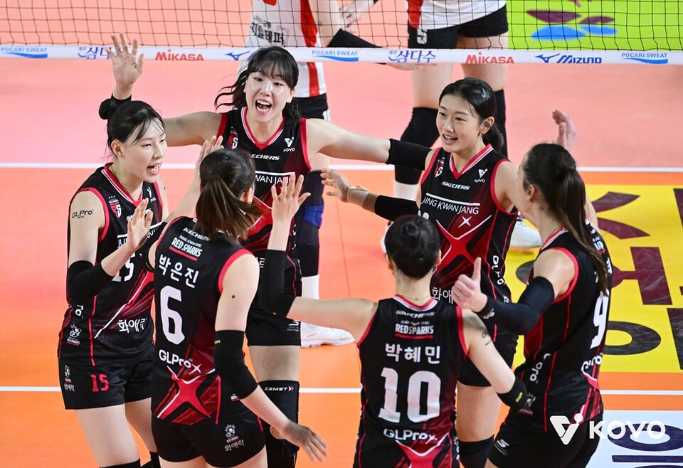 정관장 선수단이 둥글게 모여 기뻐하고 있다. /KOVO 제공