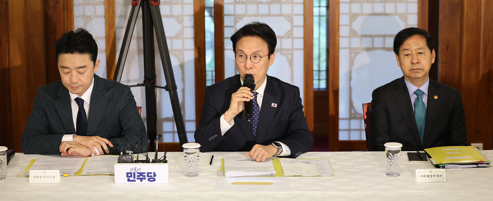 김민석 국무총리(가운데)가 9일 서울 종로구 총리공관에서 열린 고위당정협의회에서 발언하고 있다. 사진=연합뉴스