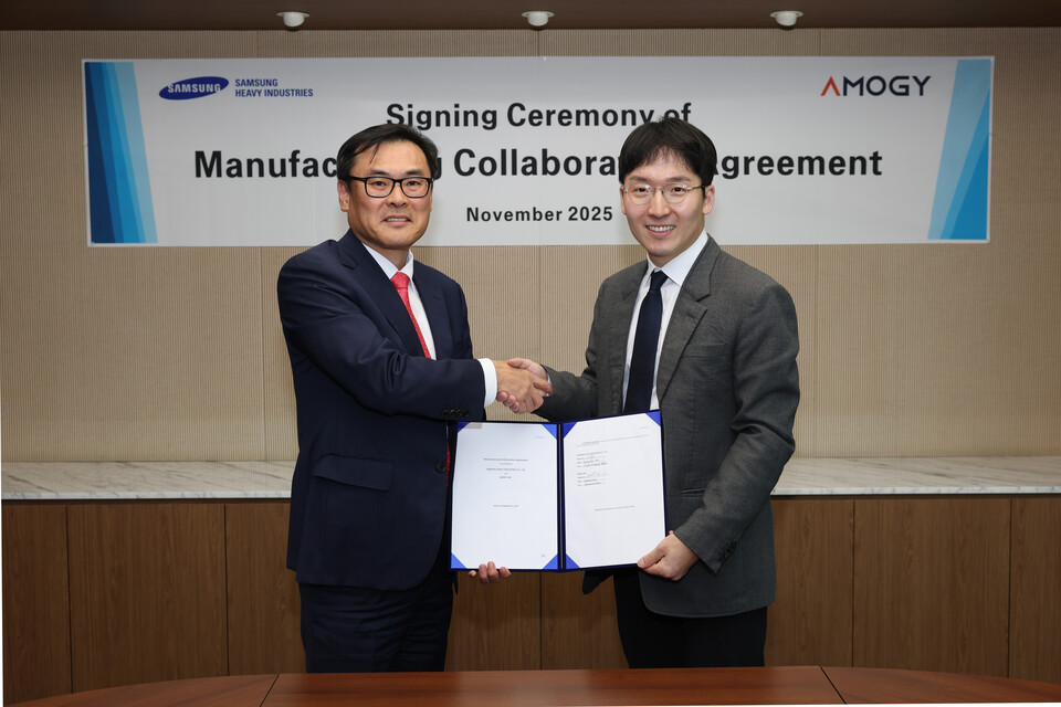 삼성중공업 김경희 부사장(왼쪽)과 아모지 우성훈 대표가 전략적 협력 계약을 체결한 후 기념 촬영을 하고 있다./삼성중공업