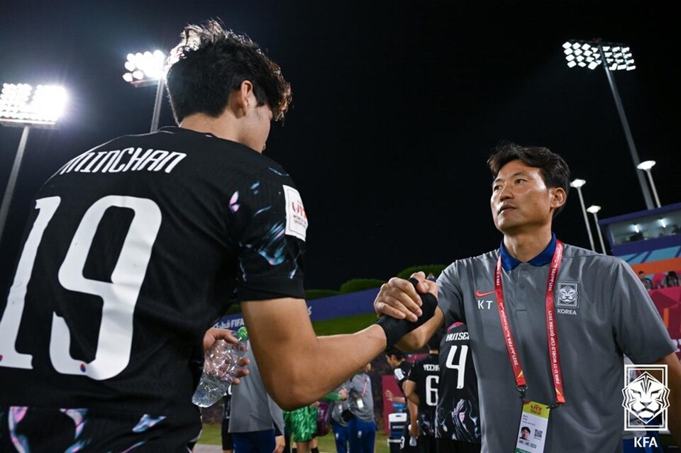 백기태 감독(오른쪽)이 선수단을 격려하고 있다. /대한축구협회 제공