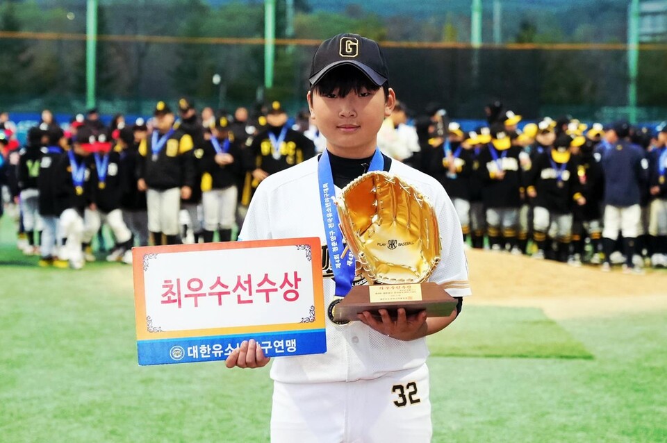 제4회 청춘양구 전국유소년야구대회 최우수선수(MVP)로 선정된 구로구유소년야구단 최우성. /대한유소년야구연맹 제공