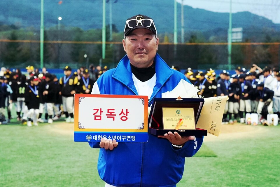 제4회 청춘양구 전국유소년야구대회 감독상을 수상한 김덕환 구로구유소년야구단 감독. /대한유소년야구연맹 제공