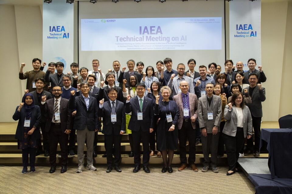 한국수력원자력이 개최한 국제원자력기구(IAEA) 회의에서 참가자들이 기념촬영을 하고 있다./한국수력원자력 제공