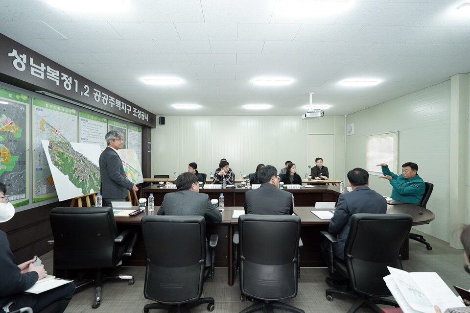 신상진 성남시장이 10일 오전 복정1지구 조성사업 현장을 직접 찾아 입주 대비 상황을 전반적으로 점검했다./ 성남시 제공