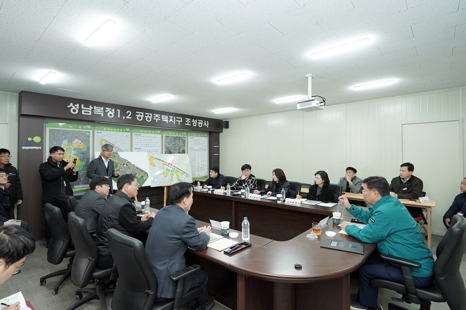 이날 신 시장은 한국토지주택공사(LH) 위례사업본부장과 함께 사업 현장을 돌며 △입주 준비 상황 △유치원·초등학생 통학로 및 안전대책 △도로·공원·녹지 등 기반시설 추진 현황 △생활 불편 해소방안 등을 세밀하게 점검했다./ 성남시 제공