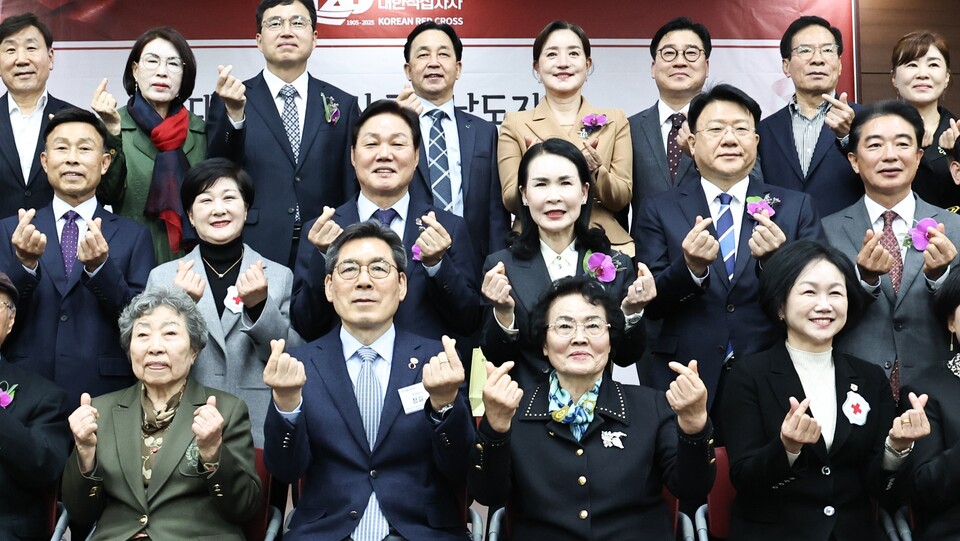  최학범 경남도의회 의장, 박희순 대한적십자사 경남지사회장, 최충경 경상남도사회대통합위원회 위원장 등 주요 인사들과 대한적십자사 경남지사 봉사원 200여 명이 참석.  사진= 경상남도