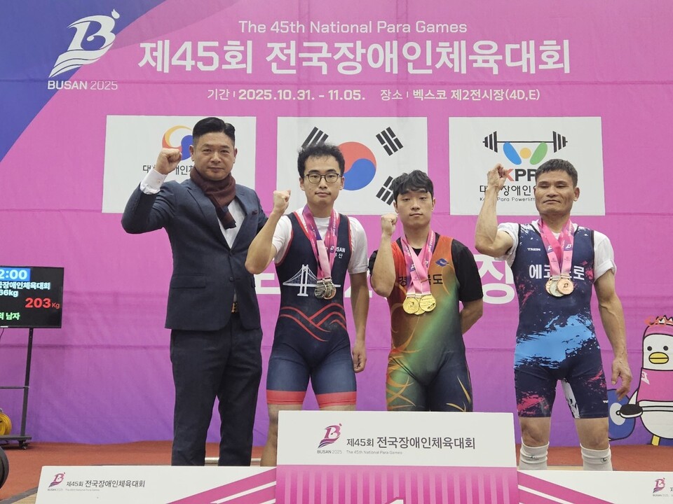 역도 신동민 선수(왼쪽에서 세번째) 기념촬영. 사진=포항시