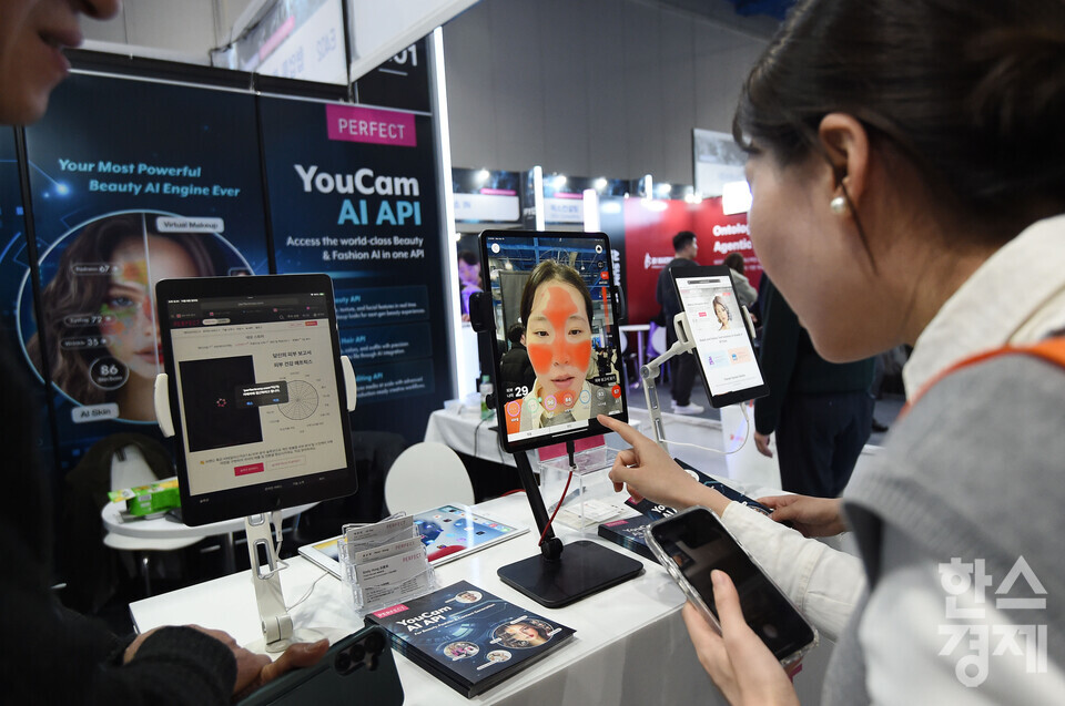10일 서울 강남구 코엑스에서 ‘2025 AI 서밋 서울 앤 엑스포’( AI Summit Seoul & Expo 2025)가 열린 가운데 방문객들이  AI 기반 피부분석 부스를 둘러보고 있다./ 이호형 기자 leemario@sporbiz.co.kr 2025.11.10