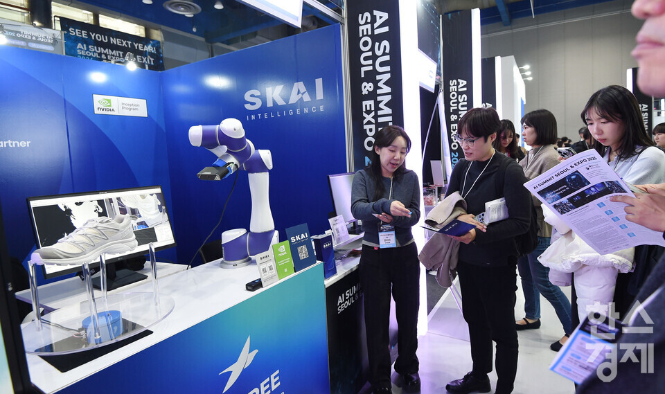 10일 서울 강남구 코엑스에서 ‘2025 AI 서밋 서울 앤 엑스포’( AI Summit Seoul & Expo 2025)가 열린 가운데 방문객들이 AI+3D를 결합한 실제 광고 촬영 설명을 듣고 있다./ 이호형 기자 leemario@sporbiz.co.kr 2025.11.10