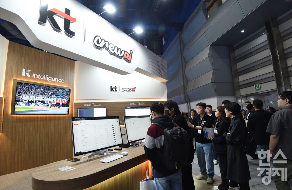 ​​10일 서울 강남구 코엑스에서 ‘2025 AI 서밋 서울 앤 엑스포’( AI Summit Seoul & Expo 2025)가 열린 가운데 방문객들이 KT부스서 크루우AI  설명을 듣고있다./ 이호형 기자 leemario@sporbiz.co.kr 2025.11.10​​