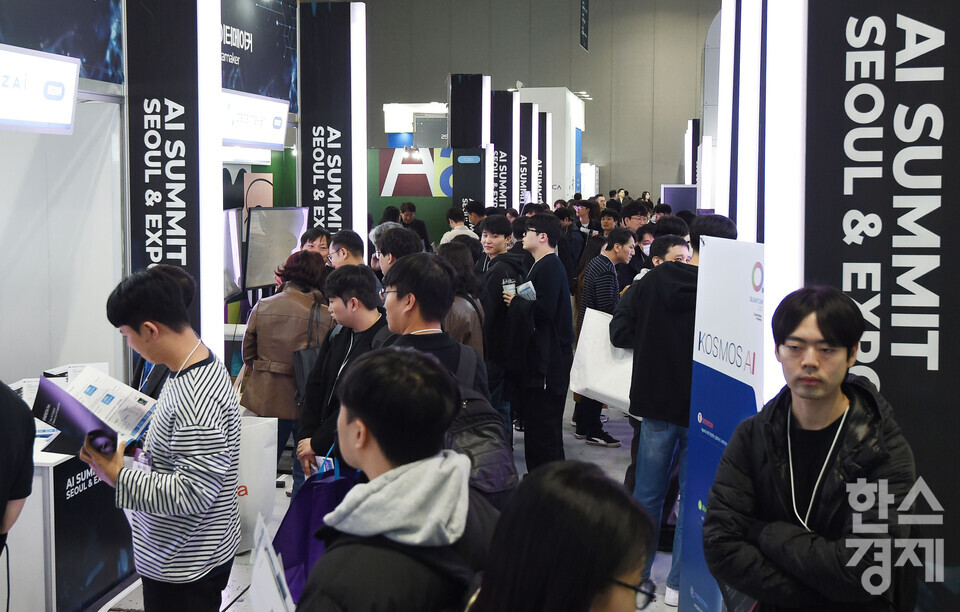 10일 서울 강남구 코엑스에서 ‘2025 AI 서밋 서울 앤 엑스포’( AI Summit Seoul & Expo 2025)가 열린 가운데 방문객들이  다양한 AI 기반  부스를 둘러보고 있다./ 이호형 기자 leemario@sporbiz.co.kr 2025.11.10