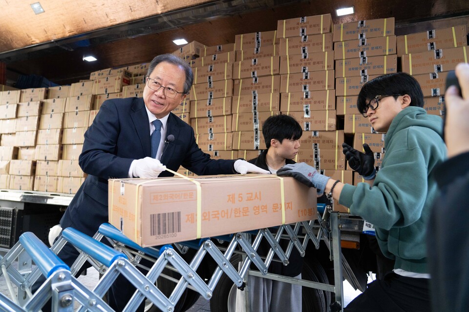 김석준 교육감 10일 부산 도착한 수능문답지 확인.