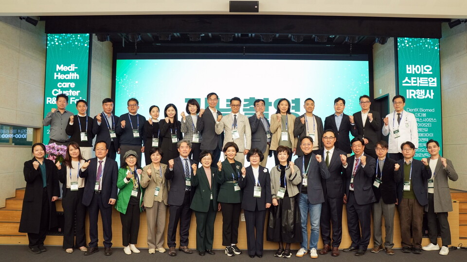 메디헬스케어 클러스터 R&BD 페어 단체사진. /이화여대의료원 제공