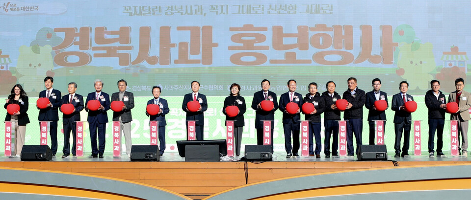 경상북도,서울시청 광장에서 ‘2025 경북사과 홍보행사’ 개최 .사진=경북도 제공