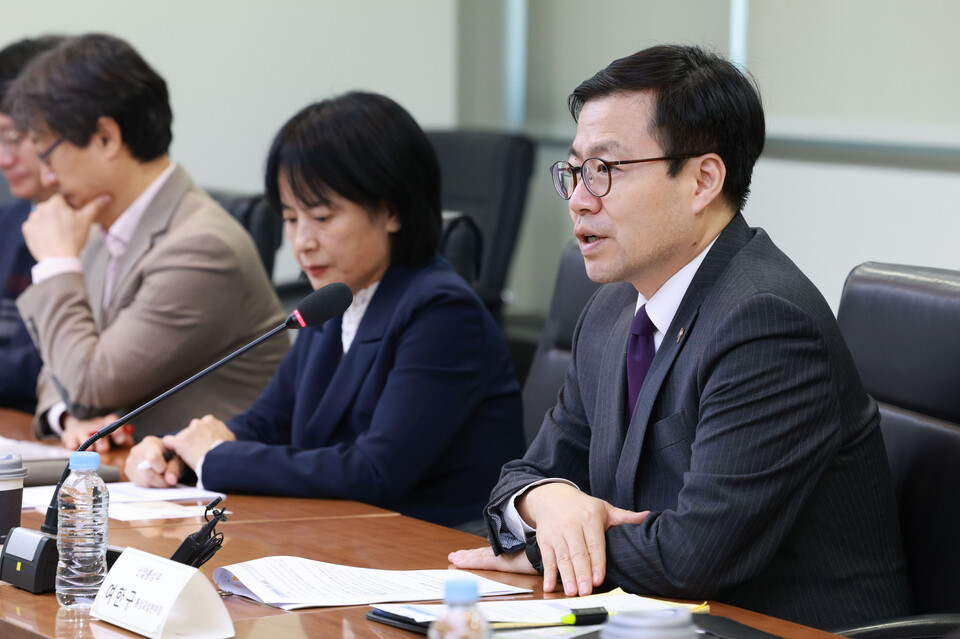 여한구 산업통상부 통상교섭본부장이 10일 서울 송파구 한국철강협회에서 열린 철강 보호무역 조치 관련 민관 합동 점검회의에서 발언하고 있다./연합뉴스