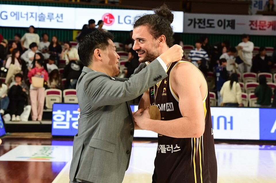 조상현(왼쪽) 감독이 마레이를 안아주고 있다. /KBL 제공