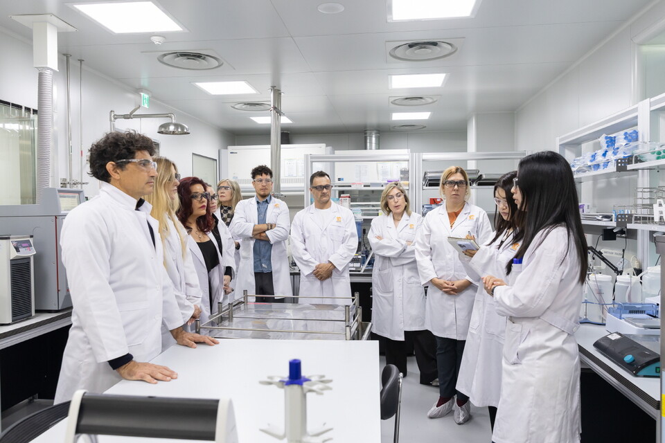 나보타 마스터 클래스에 참여한 아르헨티나 의료진이 나보타 생산시설을 둘러보고 있다./대웅제약 제공