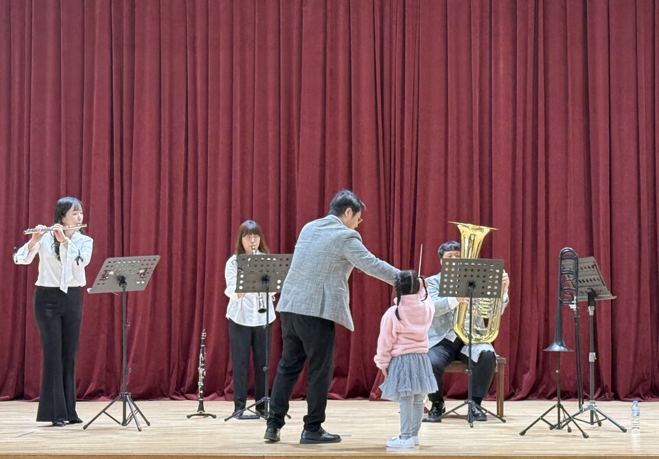 경북교육청,봉화 지역 영유아 대상 ‘모樂모樂 온(溫)맘놀이터’ 찾아가는 문화 공연 .사진=경북교육청 제공