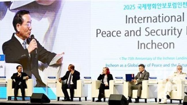 ▲유정복 시장이 지난 9월 송도컨벤시아에서 열린 '2025 국제평화안보포럼인천'에서 '75년 전 연대, 지속가능한 협력과 미래지향적 평화' 주제로 리더세션을 진행하고 있다. (사진=인천시)