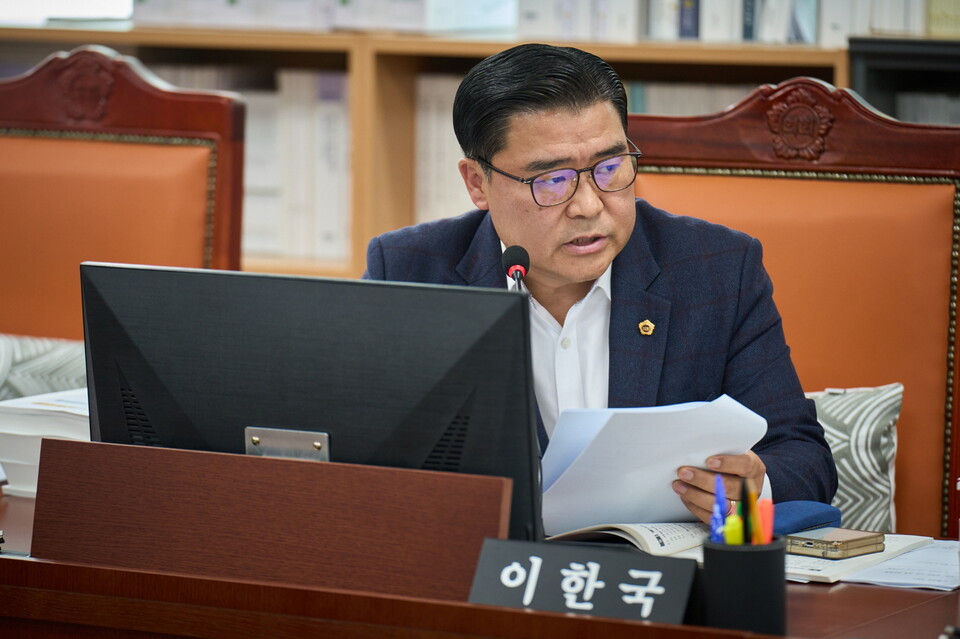 경기도의회 문화체육관광위원회 이한국 의원(국민의힘, 파주4)이 10일 열린 경기도 문화체육관광국 행정사무감사에서 “경기도형 웰니스 관광이 이제 막 첫발을 뗐다”며, 지속가능한 관광생태계 구축을 위한 제도적 기반 마련과 예산·홍보 지원 강화를 주문했다./ 경기도의회 제공