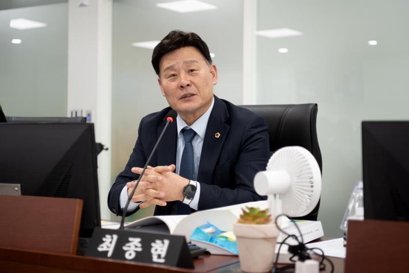 경기도의회 더불어민주당 최종현 대표의원(수원7)이 10일 경기도 농수산생명과학국을 대상으로 열린 2025년도 행정사무감사에서 도내 농업용 저수지의 수질 문제와 로컬푸드 직매장의 높은 수수료율 문제를 강도 높게 지적했다./ 경기도의회 제공