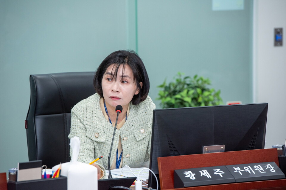 황세주 경기도의원(더불어민주당, 보건복지위원회 부위원장, 비례대표)이 11일 경기복지재단과 경기도사회서비스원을 대상으로 열린 행정사무감사에서 기관 운영의 내실 강화와 직원 간 갈등 최소화를 촉구했다./ 경기도의회 제공