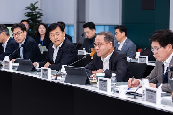 NH농협금융이 지난 10일, 서울 서대문구 본사에서 이찬우 회장을 비롯한 지주 및 자회사 고객전략 담당 임직원 60여명이 참석한 가운데'2025년 제3차 농협금융 고객전략협의회'를 개최했다고 11일 밝혔다.